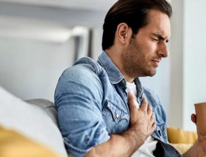 Uống sữa hay ăn bánh mì có giúp giảm ợ nóng?