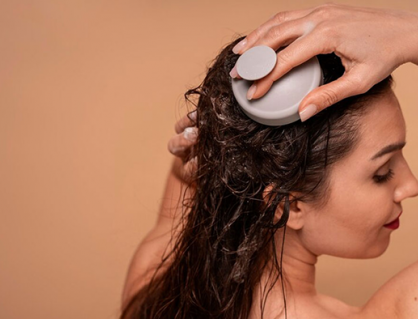 Tẩy tế bào chết da đầu: “Chìa khóa” cho mái tóc khỏe đẹp từ gốc