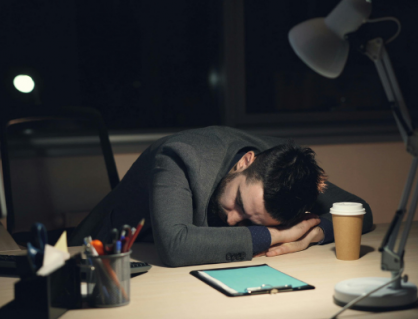 3 thói quen đang âm thầm vắt kiệt não bộ của bạn