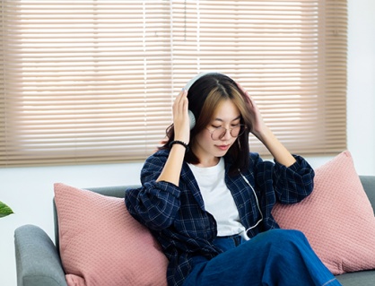 Tử vi thứ Sáu (24/4/2026): Bảo Bình đang cố tránh xa rắc rối