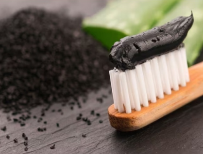 Làm trắng răng bằng than hoạt tính sao cho đúng?