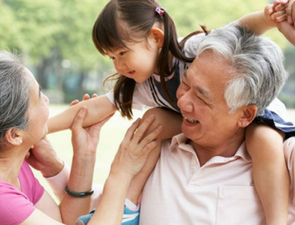 Việc chăm cháu giúp ông bà sống vui khỏe và minh mẫn hơn
