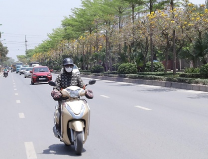 Bắc Bộ và Nam Bộ ngày oi nóng, về đêm có mưa dông 