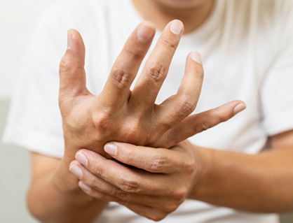 Run tay khi đứng trước đám đông có phải mắc Parkinson không?