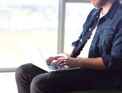 Lý do nên bỏ thói quen đặt laptop trên đùi 