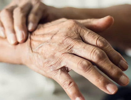 Run tay và đi lại khó khăn, có dùng được TPBVSK Vương Lão Kiện không?