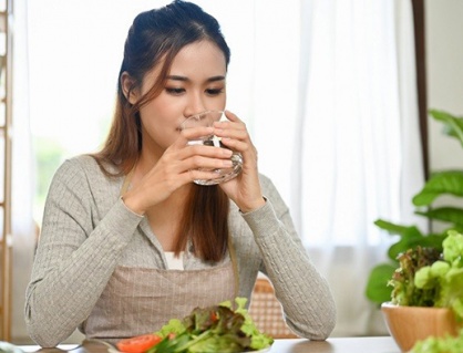Ăn thực phẩm nào dễ gây khát nước?