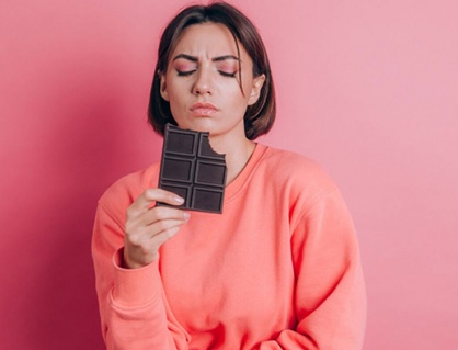 Ăn chocolate đen có giúp giảm đau bụng kinh?