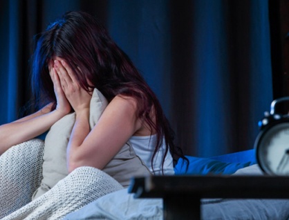Ngủ muộn khiến bạn dễ cảm thấy lo âu và cô đơn