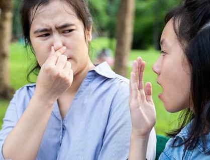 Vì sao khó tự nhận biết hôi miệng?