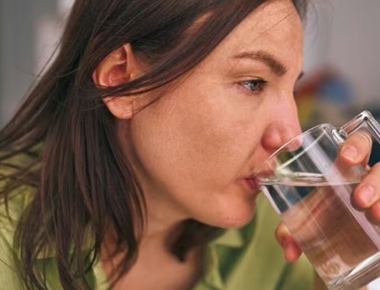 Có phải ai cũng cần uống 2 lít nước mỗi ngày?