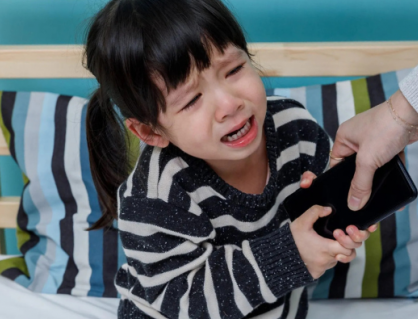 Dỗ trẻ bằng smartphone để lại những hệ lụy lâu dài