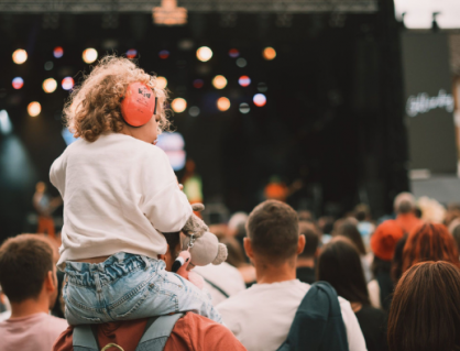 Có nên cho trẻ em đi xem concert?