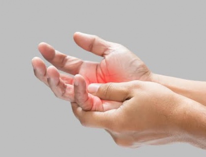 Đường huyết cao gây tê chân, mờ mắt phải làm sao để giảm?