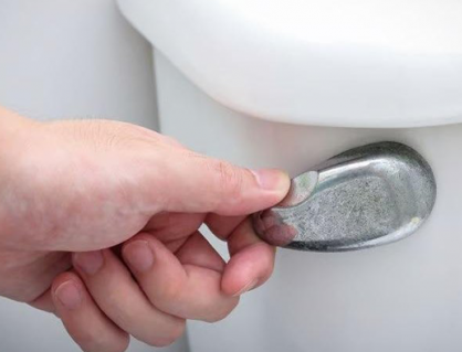 6 thói quen khi đi vệ sinh có nguy cơ gây hại sức khỏe