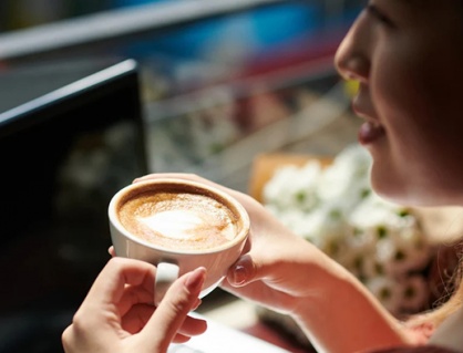 Điều gì xảy ra khi uống cà phê lúc bụng đói?
