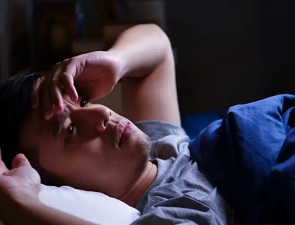 Nằm xuống là suy nghĩ liên miên, khó ngủ: Có phải hệ thần kinh đang quá tải?