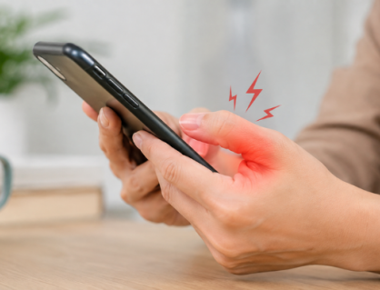 Vì sao dùng điện thoại nhiều dễ đau ngón tay cái?