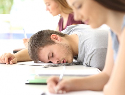 Ngủ đủ giấc giúp sinh viên cải thiện đáng kể điểm số