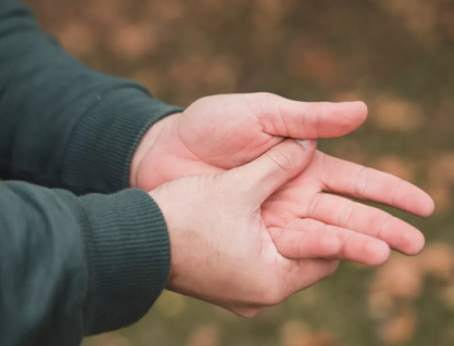 Vì sao người trẻ cũng bị run tay chân?