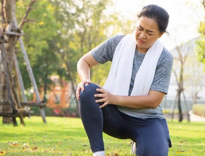 Cách giảm đau đầu gối cho phụ nữ tuổi trung niên  