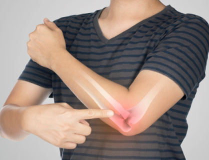 5 thói quen hàng ngày âm thầm tàn phá sức khỏe xương khớp