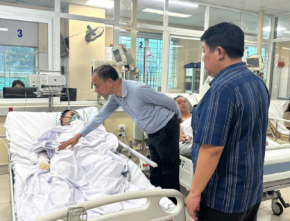 Khẩn trương cứu chữa nạn nhân trong vụ cháy nhà 4 tầng ở Tây Hồ
