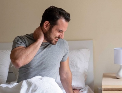Đau vai gáy về đêm: Nguyên nhân do đâu và làm sao để cải thiện?