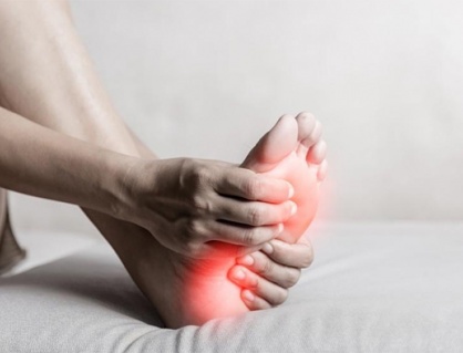 Đái tháo đường 10 năm, bị tê bì châm chích, nóng rát chân phải làm sao?