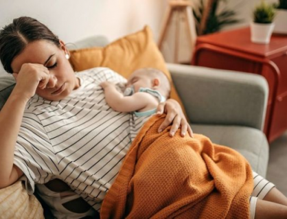 Đừng bắt bản thân mạnh mẽ khi lần đầu làm mẹ