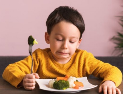 Làm sao để con trẻ bớt kén ăn?