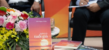 Chùm ảnh ngày ra mắt sách 'Nghịch lý tuổi già'