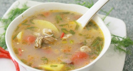 Hà nấu canh riêu chua - Món ăn đặc sản Hạ Long