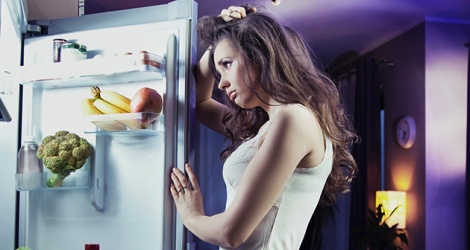 Nhịn ăn buổi tối để giảm cân nhưng hay đói về đêm phải làm sao?