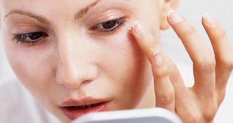 Có nên dùng serum vitamin C cho vùng da quanh mắt?