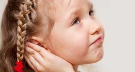Viêm tai giữa cấp tính có gây đau tai về đêm ở trẻ không? 
