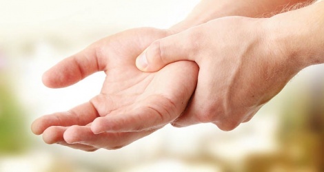 Phương pháp điều trị nào hiệu quả cho bệnh run ngón tay cái?
