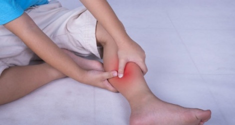 Có những nguyên nhân gì có thể gây đau bắp chân sau khi sốt ở trẻ?
