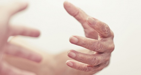 Điều gì làm cho thuốc nam trở thành phương pháp chữa bệnh run tay được ưa chuộng?
