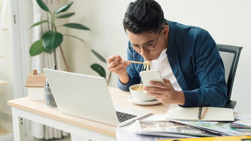 Vừa ăn vừa làm: Thói quen dễ thấy, tác hại khó lường