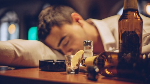 Chuyên gia tiết lộ lượng rượu tăng nguy cơ đột quỵ ở tuổi 60