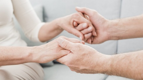 Một vài lời khuyên giúp chăm sóc người bị run chân tay tại nhà hiệu quả