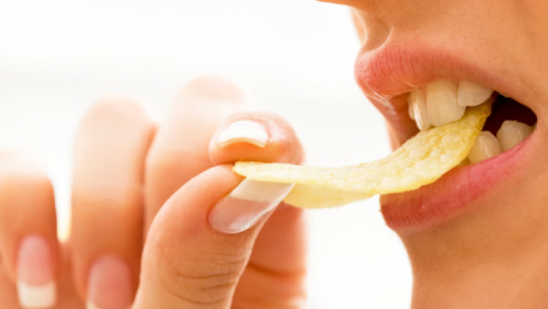 Tại sao nhiều người khó chịu khi nghe thấy tiếng nhai thức ăn?