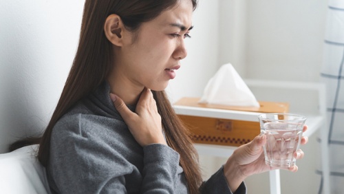 Phân biệt triệu chứng viêm họng do virus và vi khuẩn