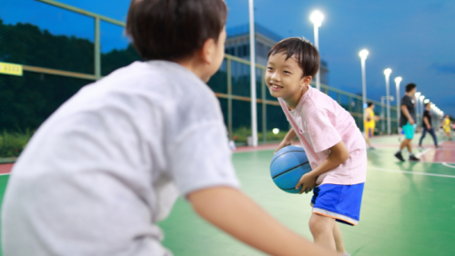 Trẻ em có nên chơi thể thao muộn vào buổi tối?