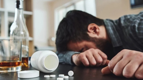 Đang uống thuốc chống trầm cảm, không nên động tới rượu