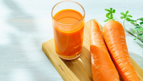 Infographic: So sánh lợi ích của cà rốt nguyên củ và nước ép cà rốt?