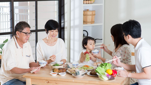 Giúp trẻ ăn uống lành mạnh trong dịp lễ hội