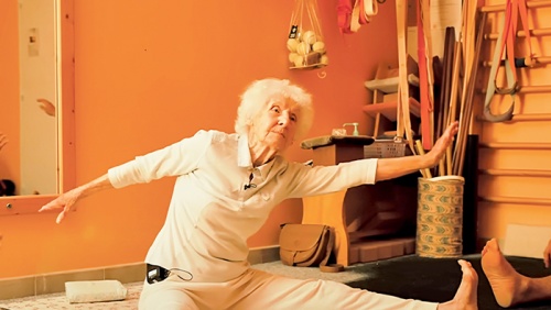 Bí quyết giữ cơ thể dẻo dai của cô giáo yoga 103 tuổi