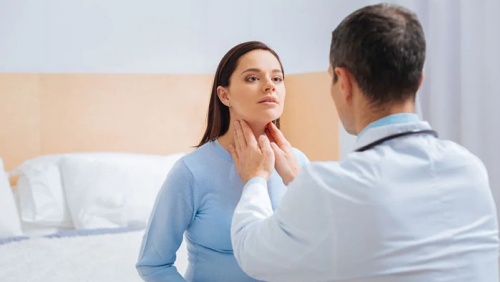 Vì sao nhiều phụ nữ bị bướu cổ sau sinh?